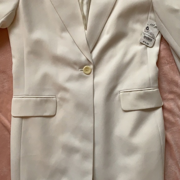 New Worthington white coat, size 6, 100% polyester, 2 pockets, plain hem. - Picture 4 of 5
